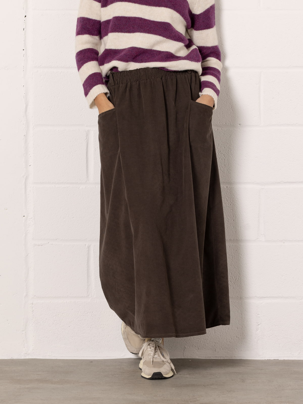 Corduroy skirt with pockets and belt loops  Marrón  colour