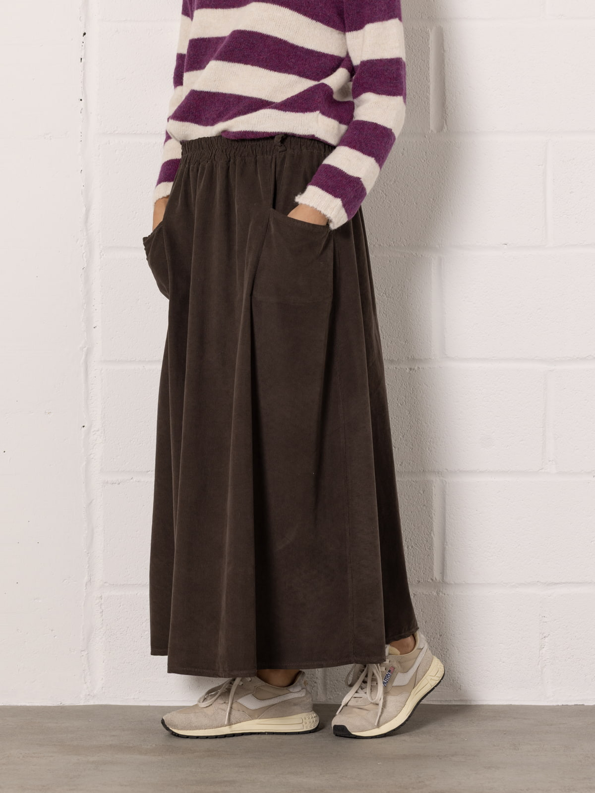 Corduroy skirt with pockets and belt loops  Marrón  colour