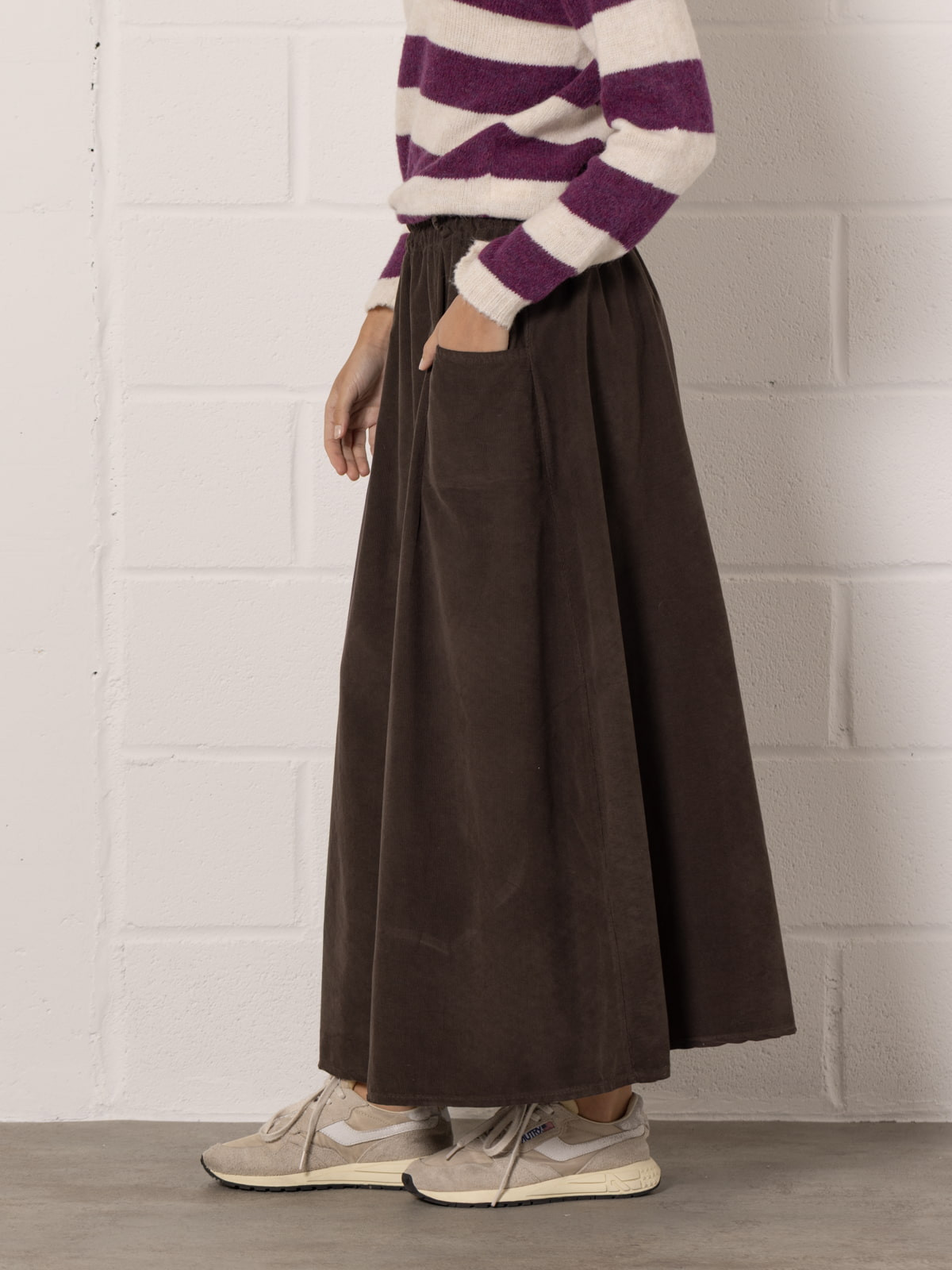 Corduroy skirt with pockets and belt loops  Marrón  colour