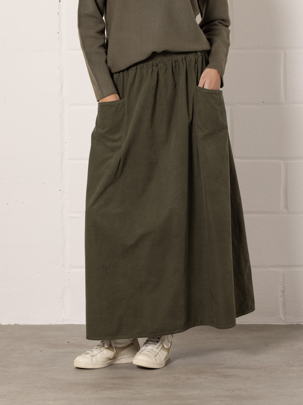 Falda pana bolsillos y travillas color Verde Militar