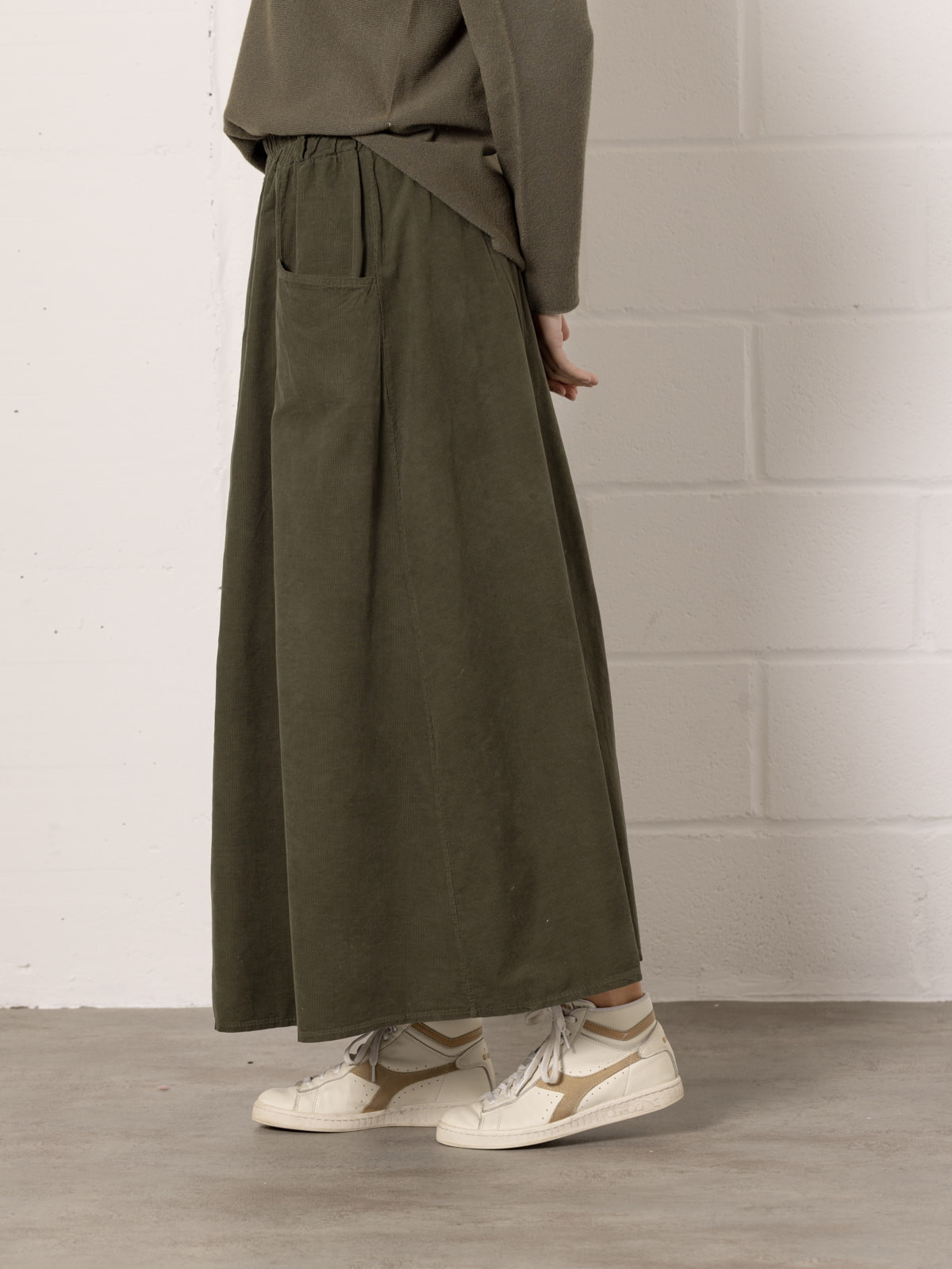 Falda pana bolsillos y travillas color Verde Militar