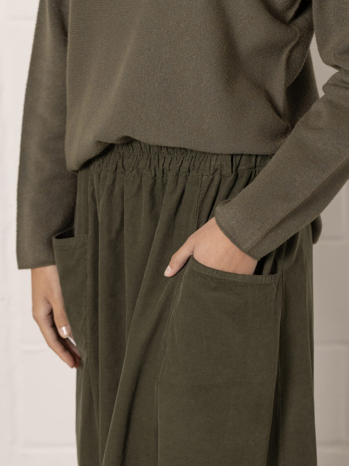 Corduroy skirt with pockets and belt loops  Green Militar colour