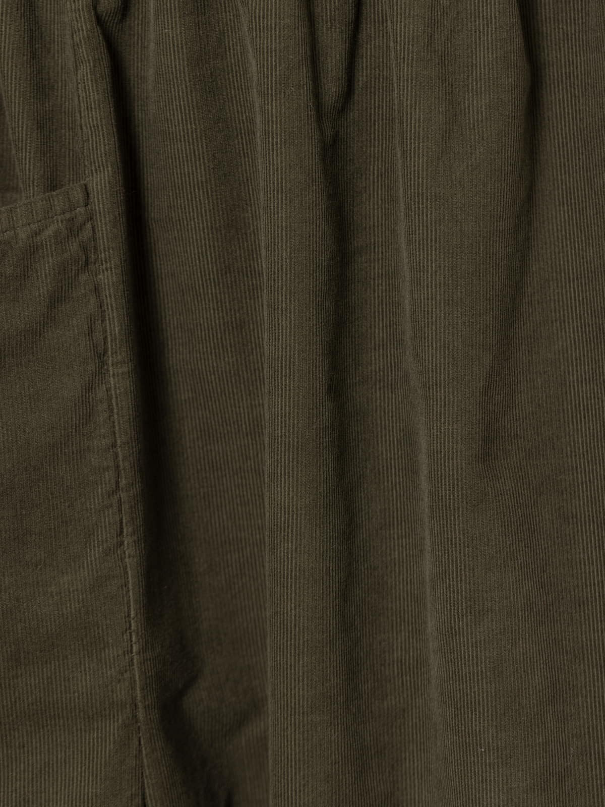 Falda pana bolsillos y travillas color Verde Militar