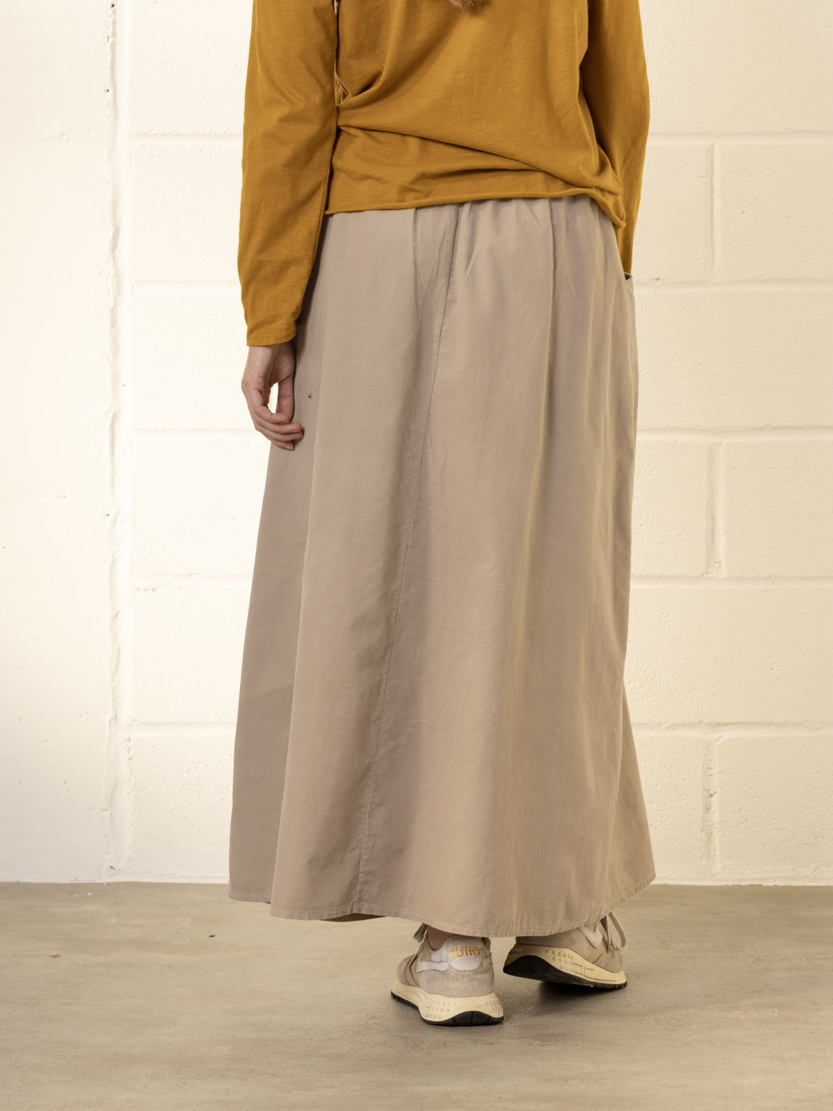 Falda pana bolsillos y travillas color Beige