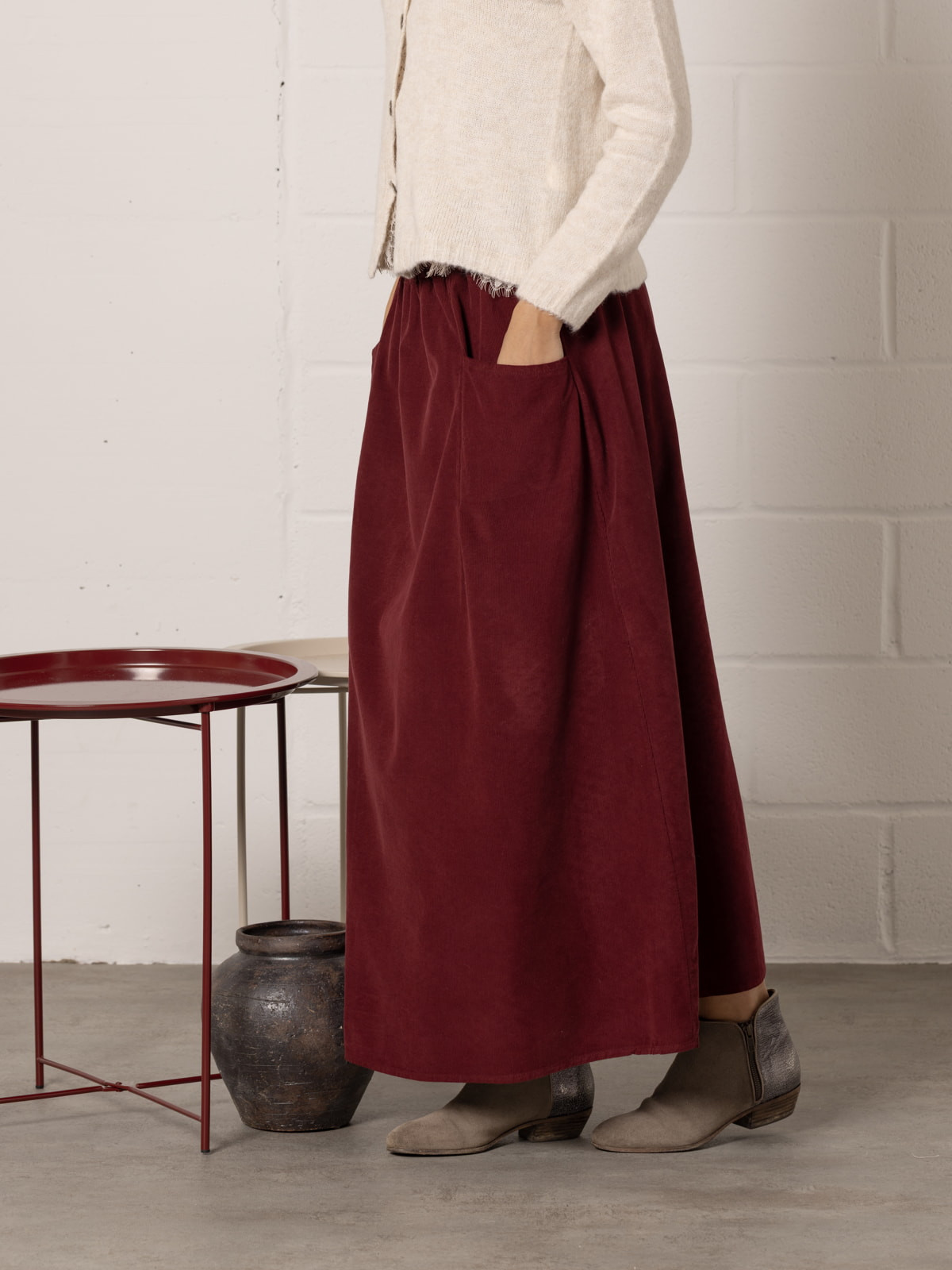 Corduroy skirt with pockets and belt loops  Bordeaux colour