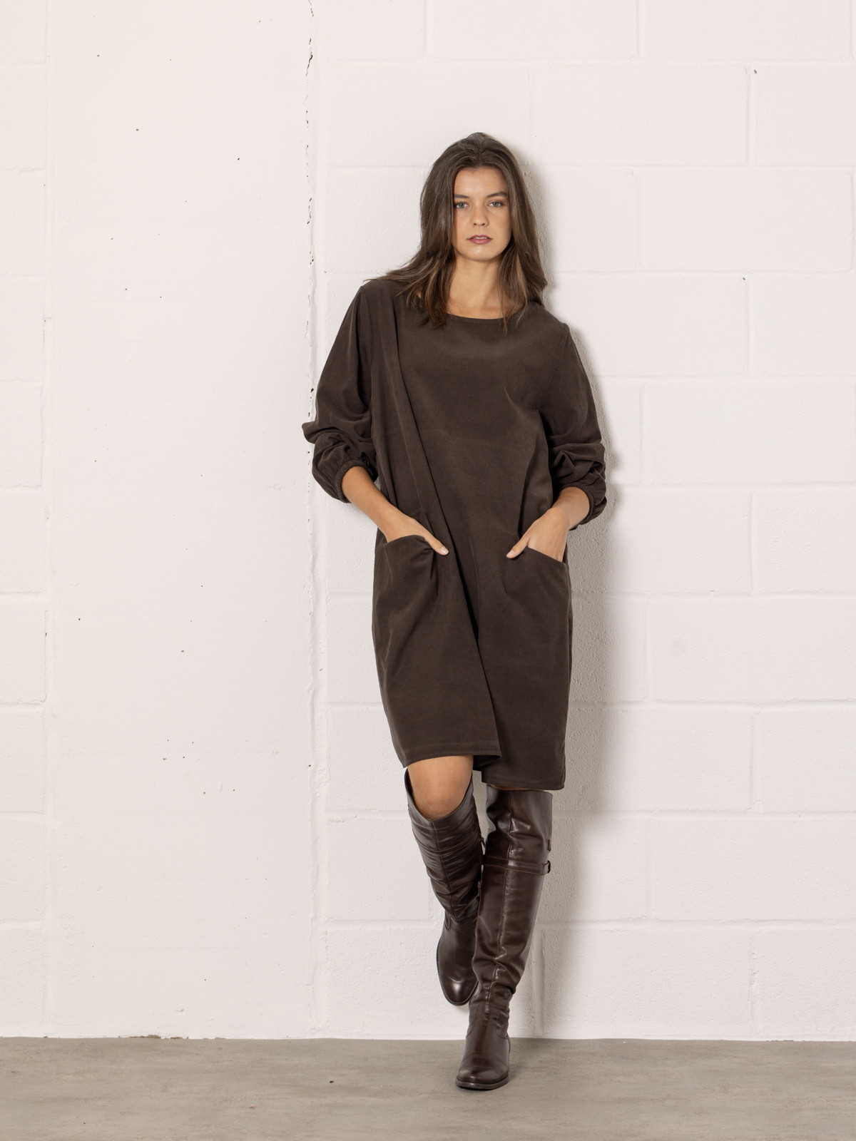 Corduroy dress with elasticated cuffs  Marrón  colour