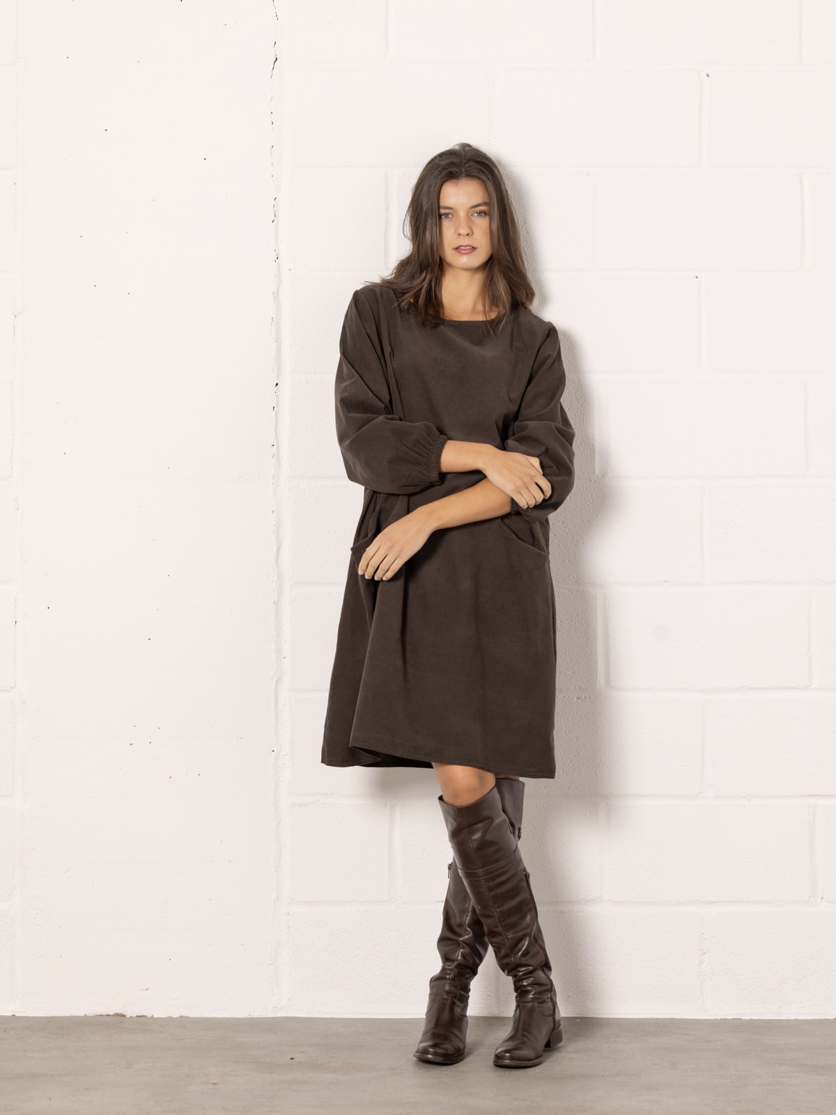 Corduroy dress with elasticated cuffs  Marrón  colour