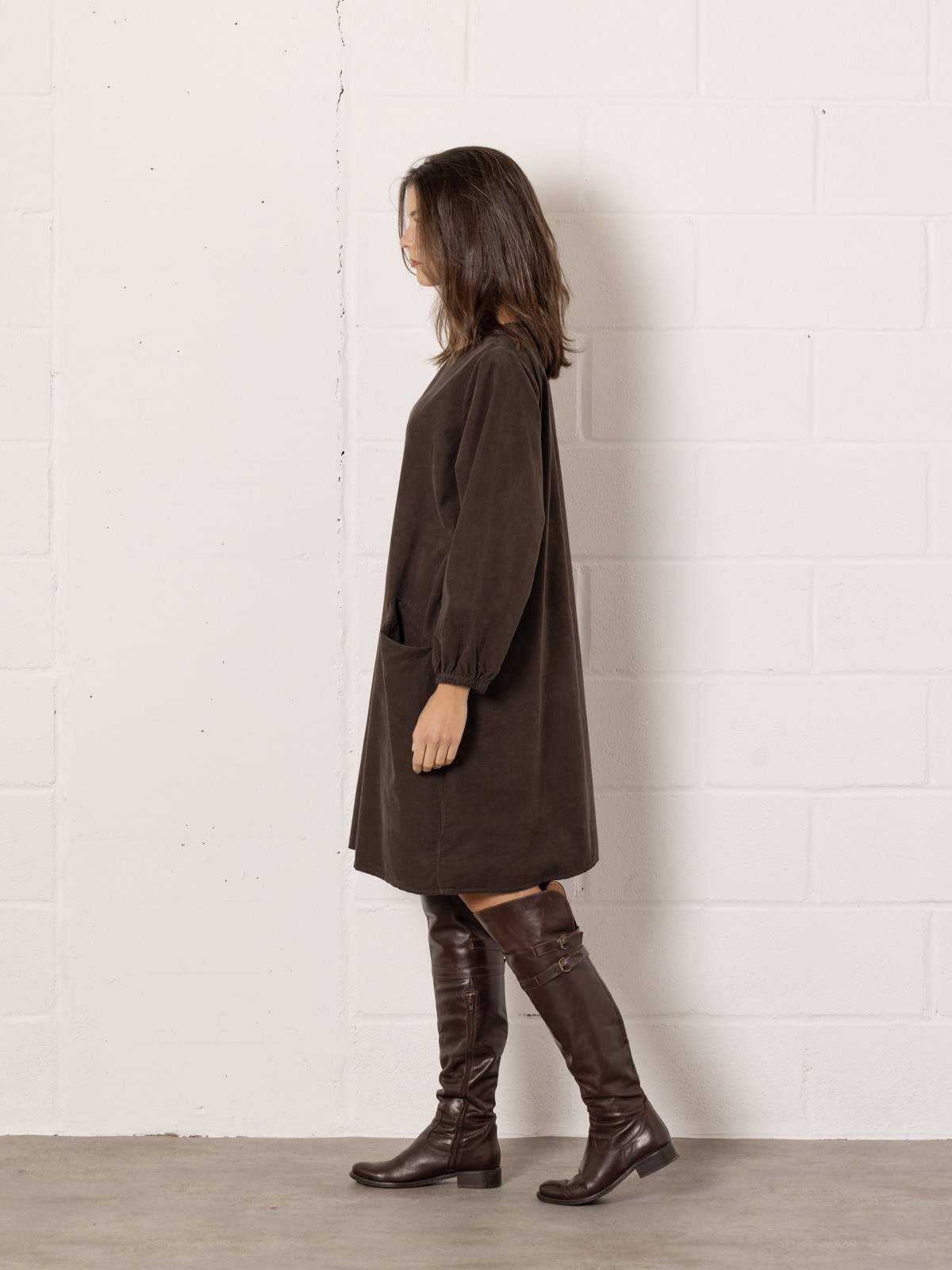 Corduroy dress with elasticated cuffs  Marrón  colour