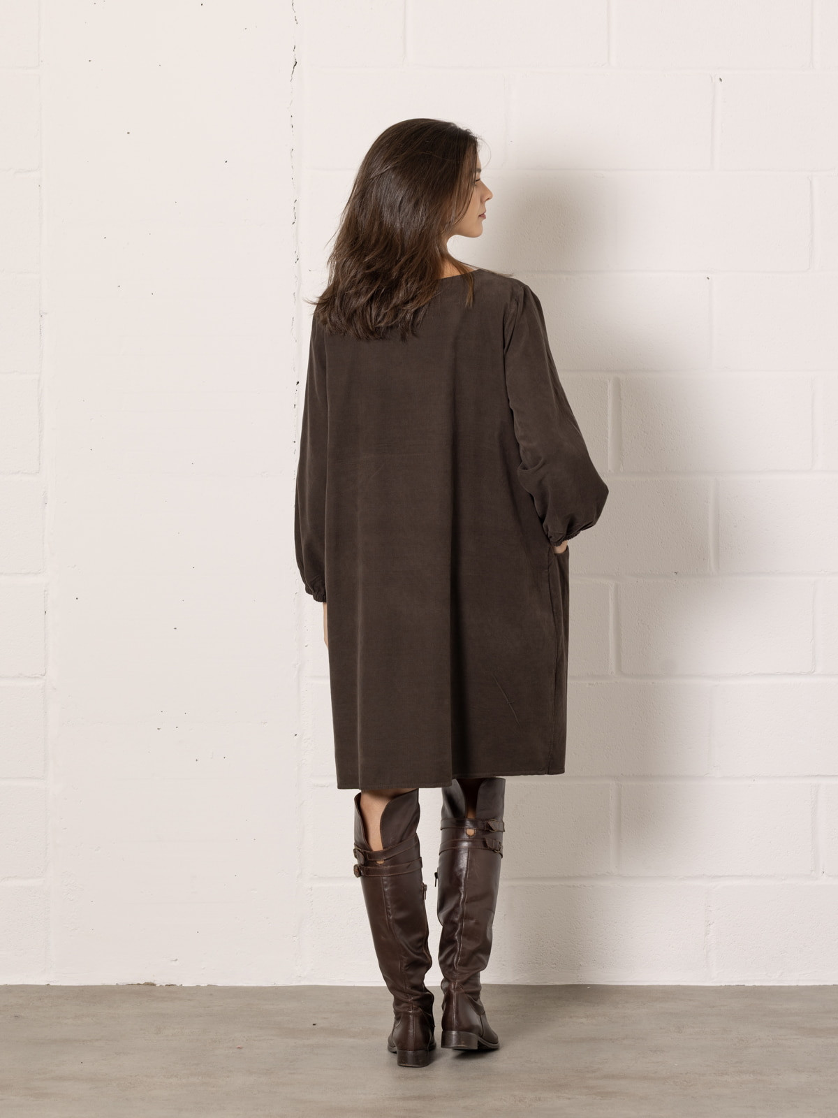 Corduroy dress with elasticated cuffs  Marrón  colour