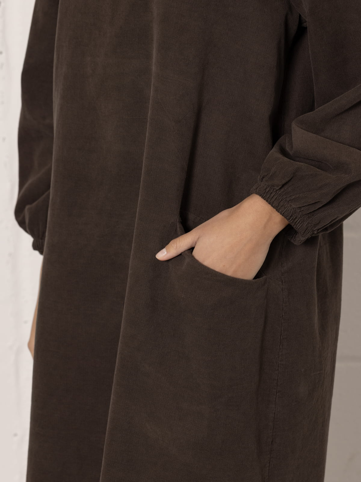 Corduroy dress with elasticated cuffs  Marrón  colour