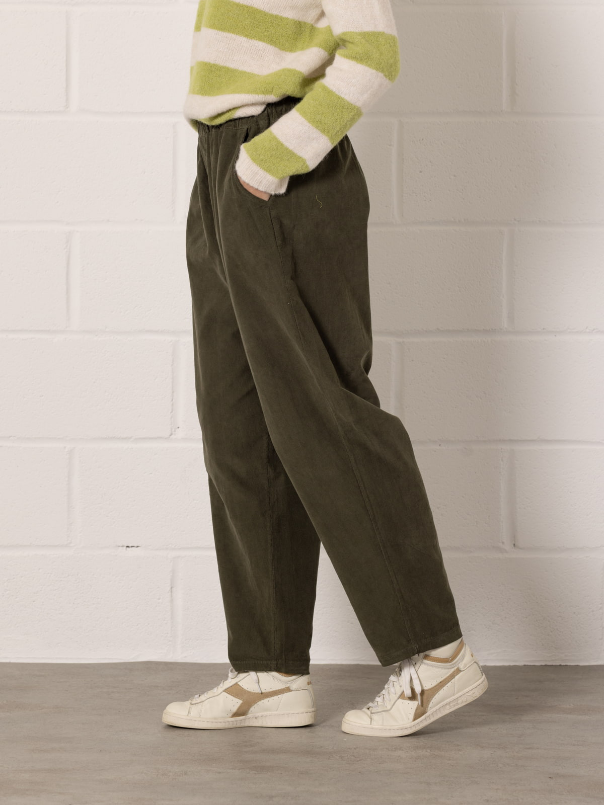 Pantalón micropana sin elástico color Verde Militar