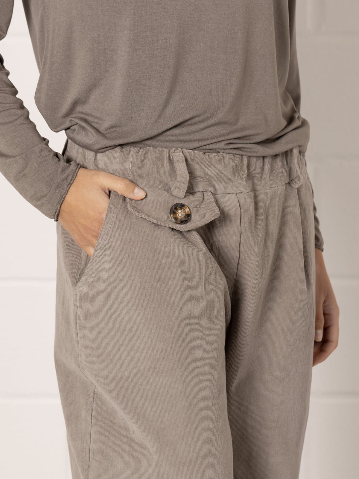 Pantalón micropana elástica momfit color Taupe