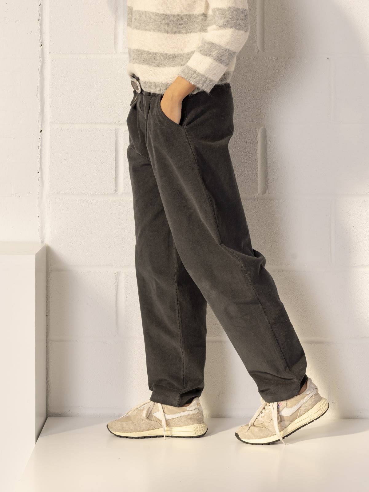 Pantalón micropana elástica momfit color Gris