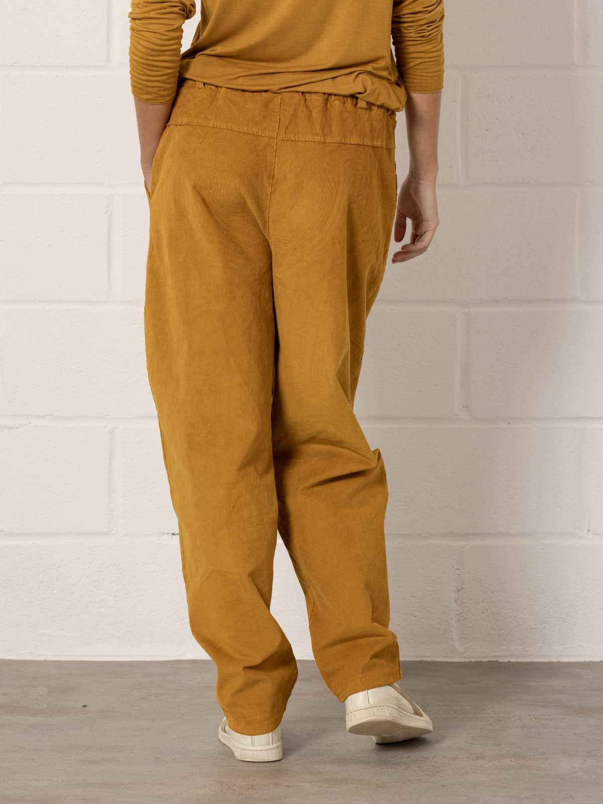 Pantalón micropana elástica momfit color Ocre