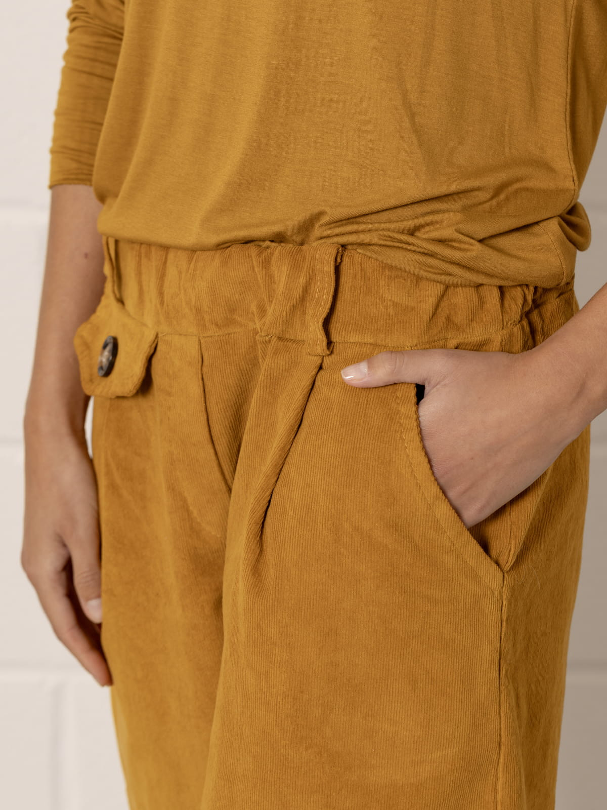 Pantalón micropana elástica momfit color Ocre