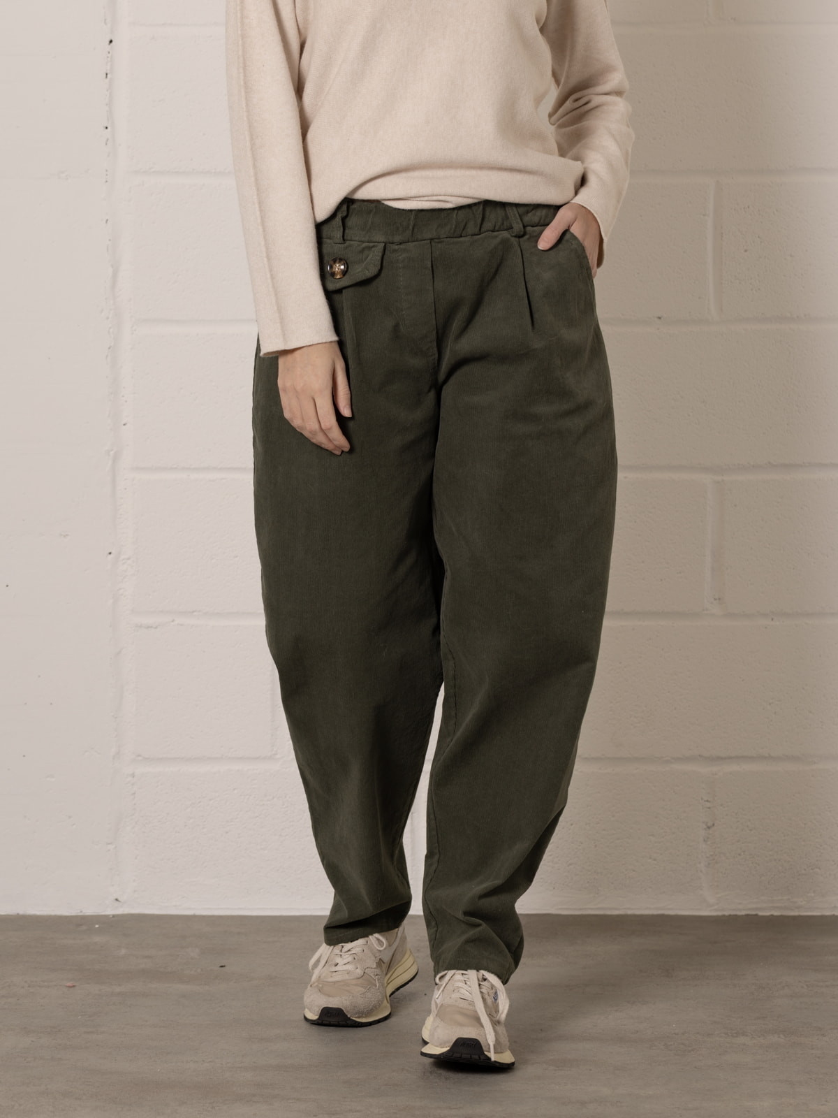 Pantalón micropana elástica momfit color Caqui