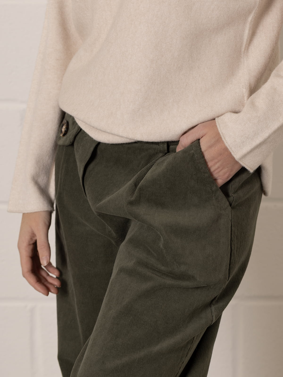 Pantalón micropana elástica momfit color Caqui