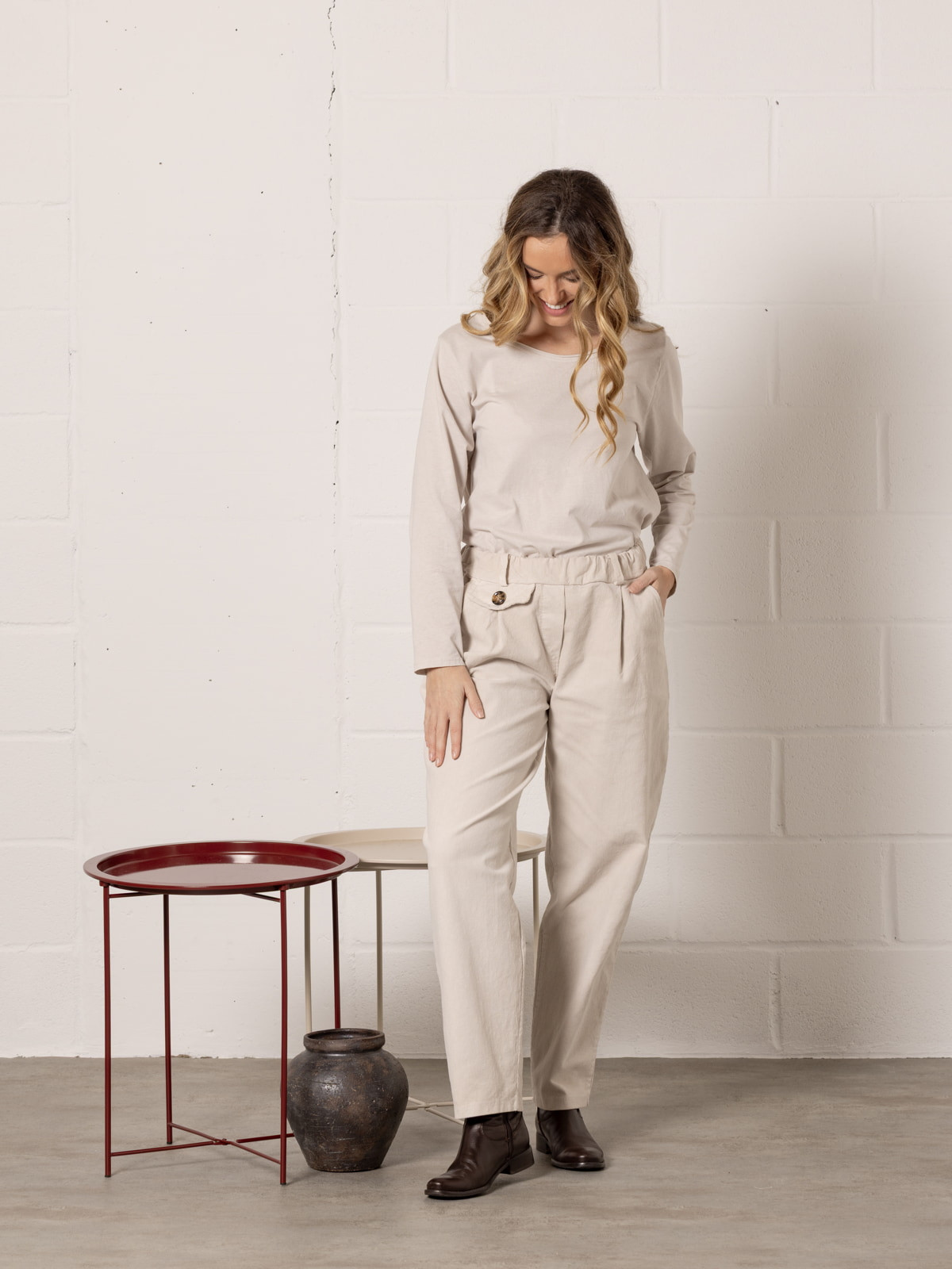 Pantalón micropana elástica momfit color Beige