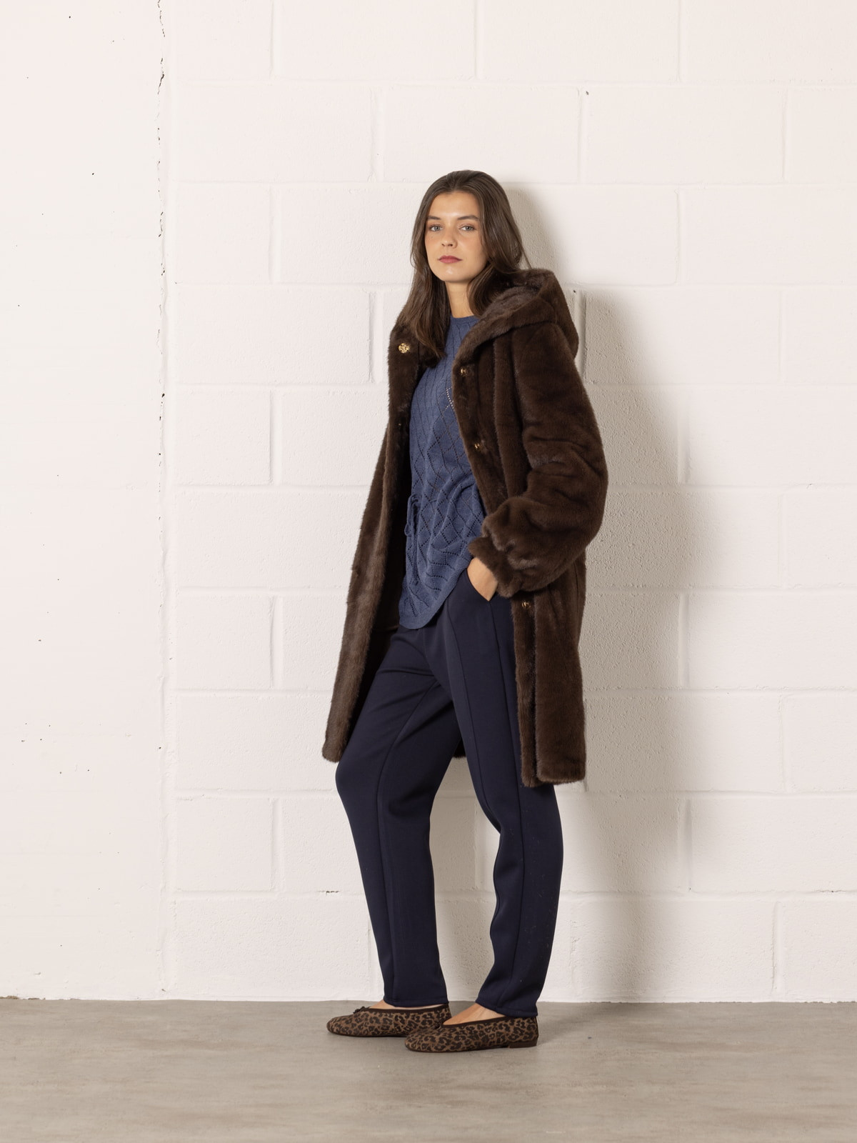 Chaquetón midi con capucha color Marrón 