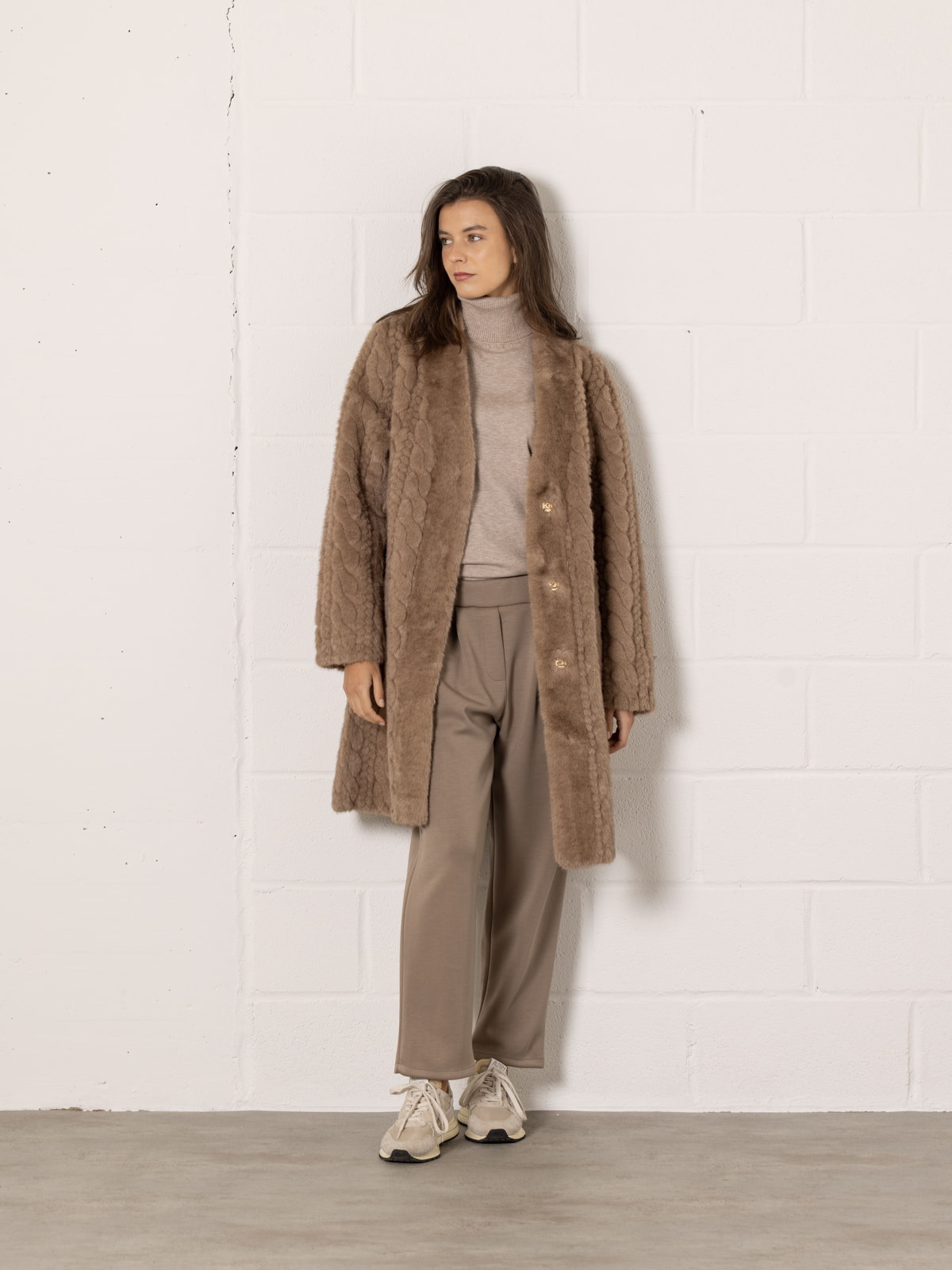 Abrigo eco-pelo con dibujo color Beige