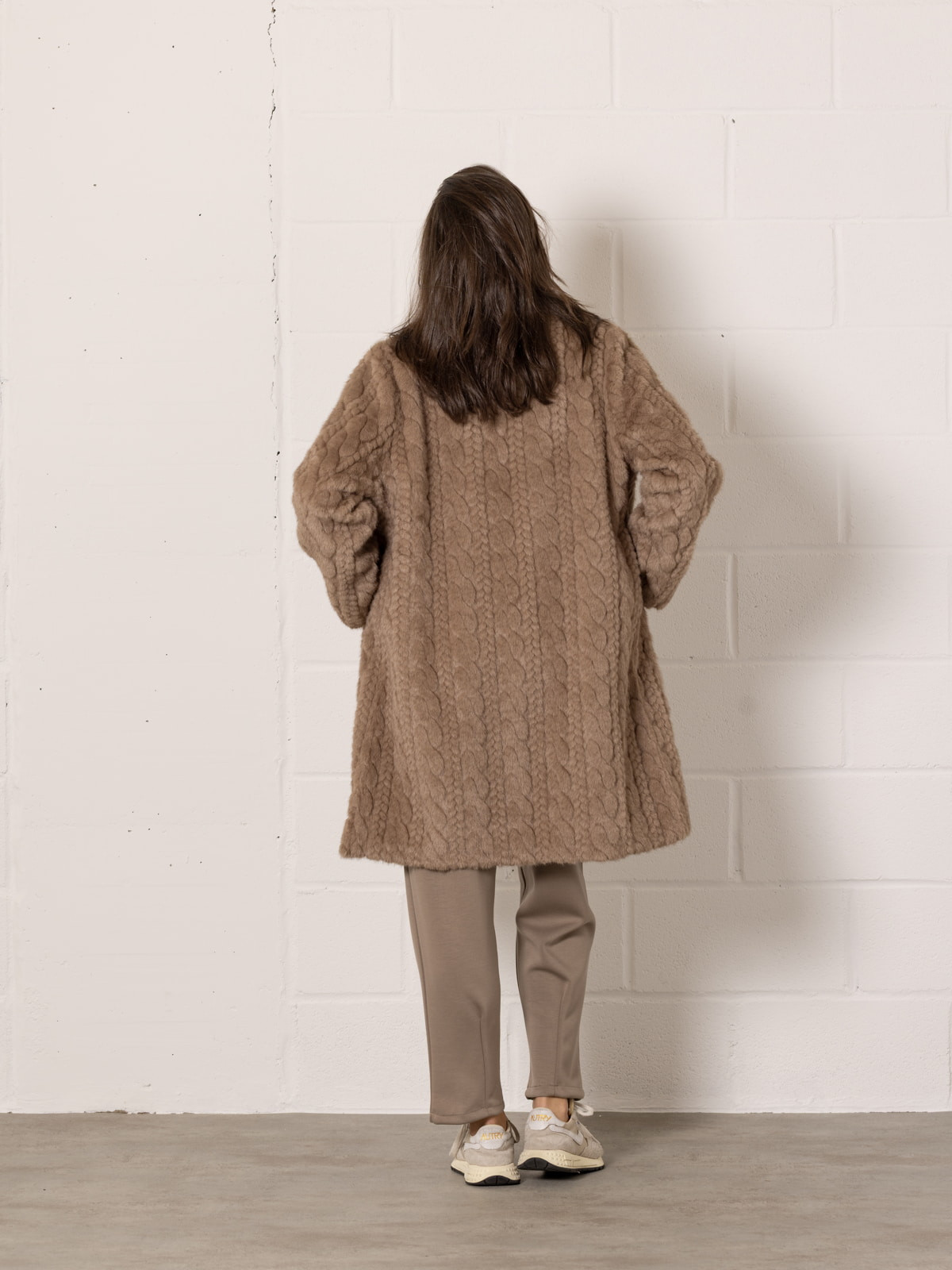 Abrigo eco-pelo con dibujo color Beige