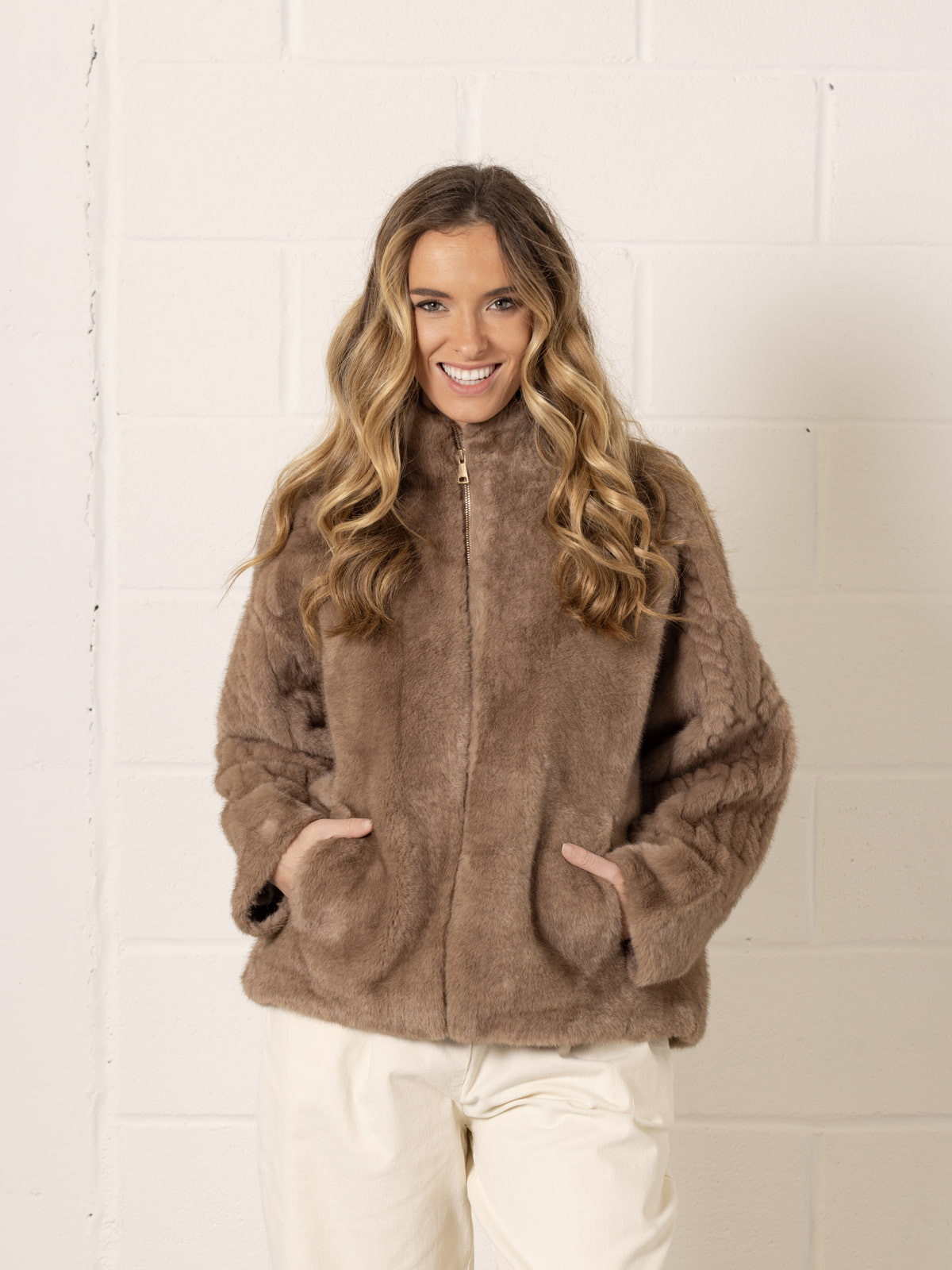 Chaquetón eco-pelo corto dibujo manga color Camel