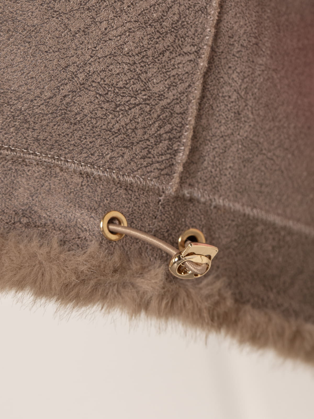 Chaquetón eco-pelo corto dibujo manga color Camel