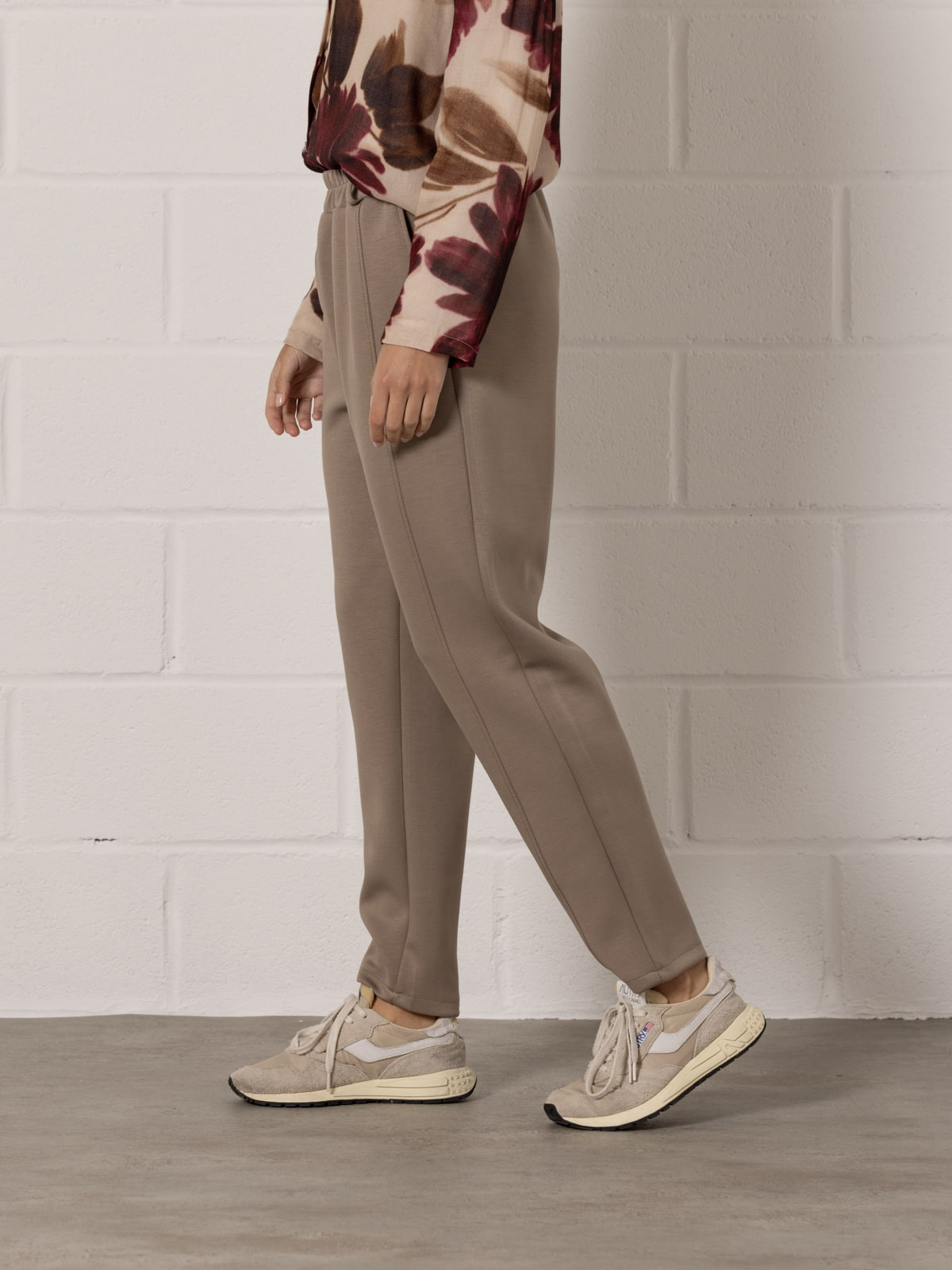 Pantalón confy regular fit color Taupe