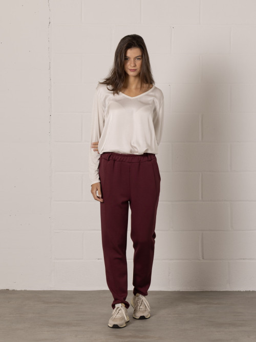 Pantalón confy regular fit color Burdeos
