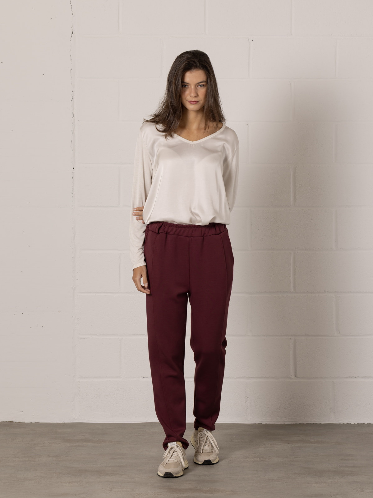Pantalón confy regular fit color Burdeos