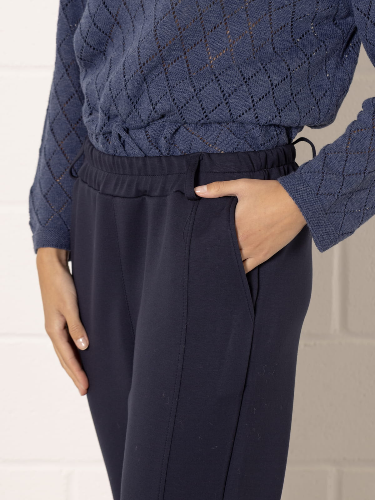 Pantalón confy regular fit color azul noche