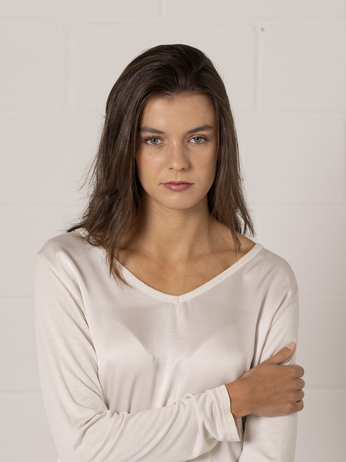 Camiseta fluida escote pico ecovisco color Beige