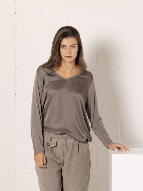 Camiseta fluida escote pico ecovisco color Taupe