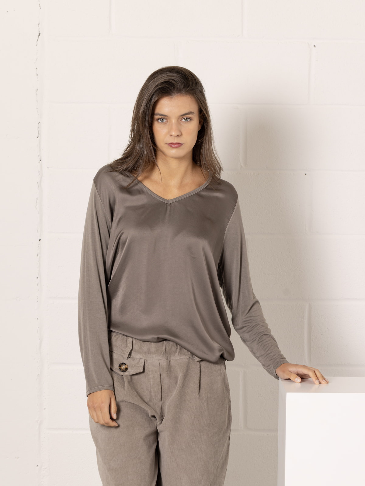 Camiseta fluida escote pico ecovisco color Taupe