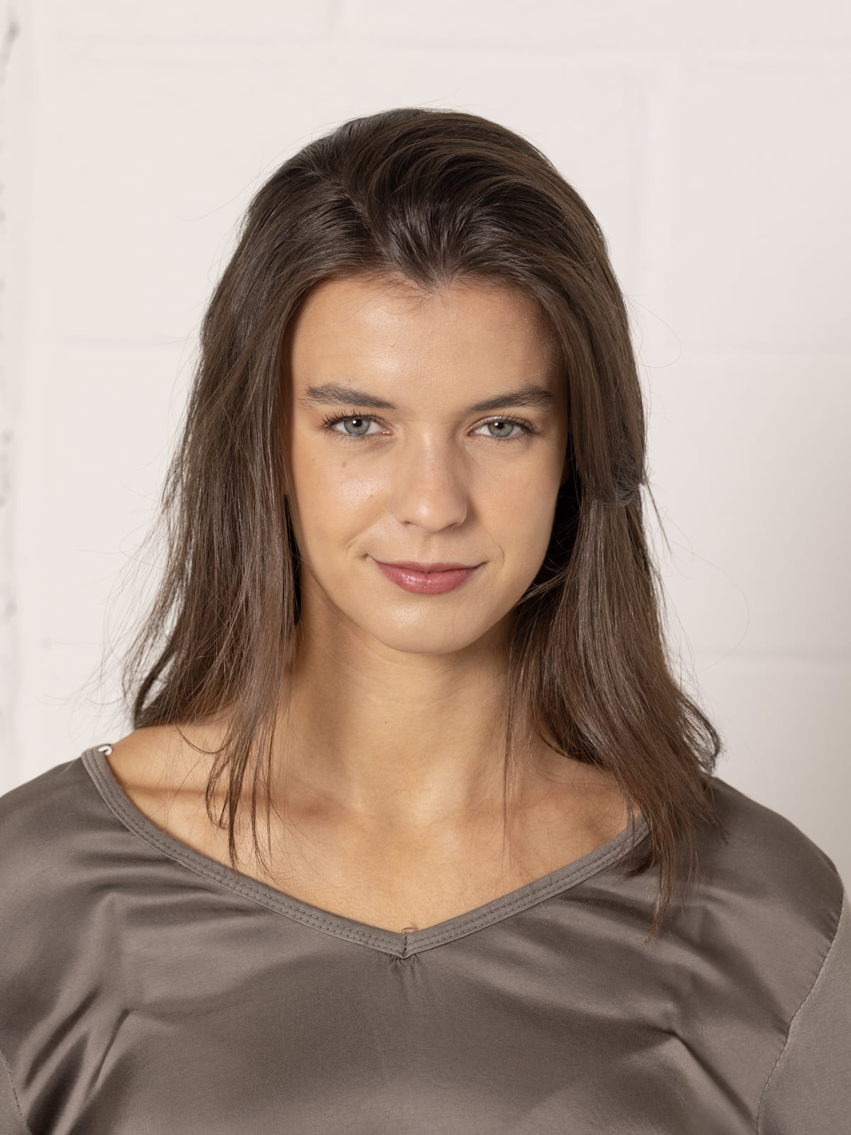 Camiseta fluida escote pico ecovisco color Taupe