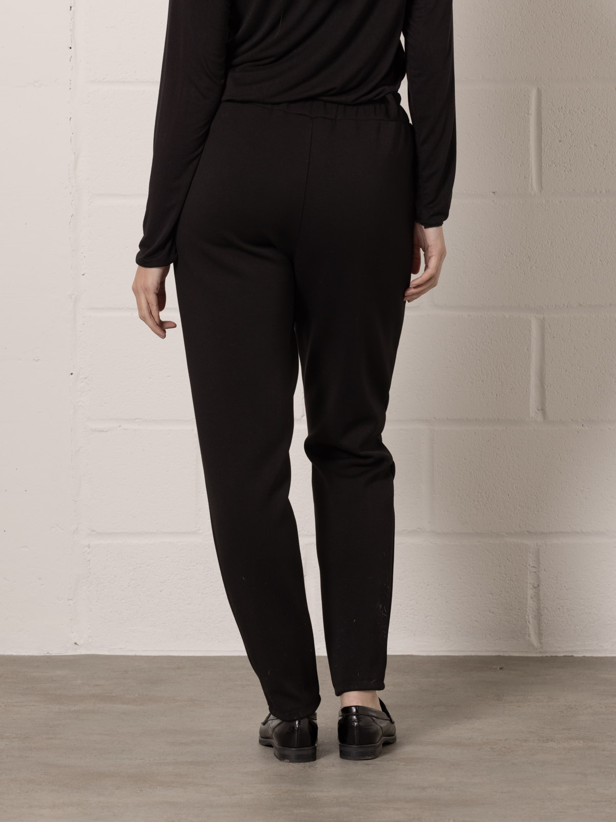 Pantalón confy regular fit color Negro