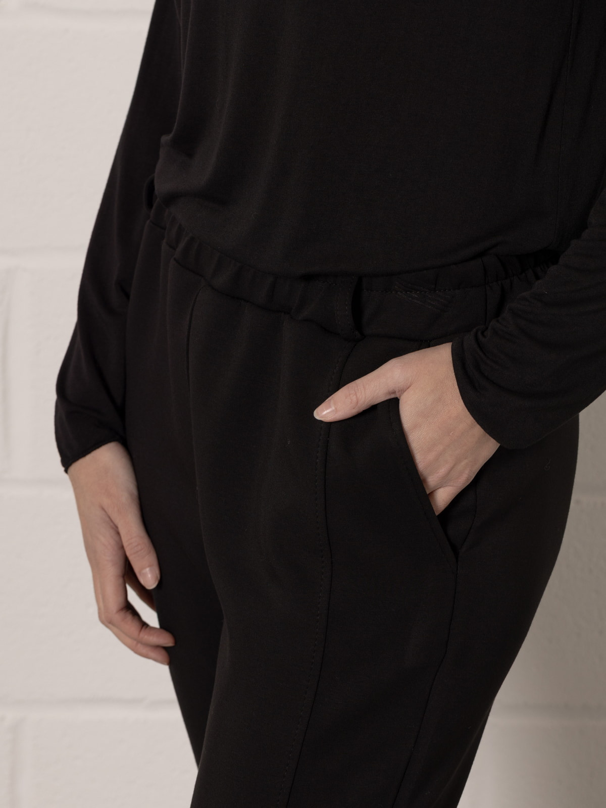 Pantalón confy regular fit color Negro