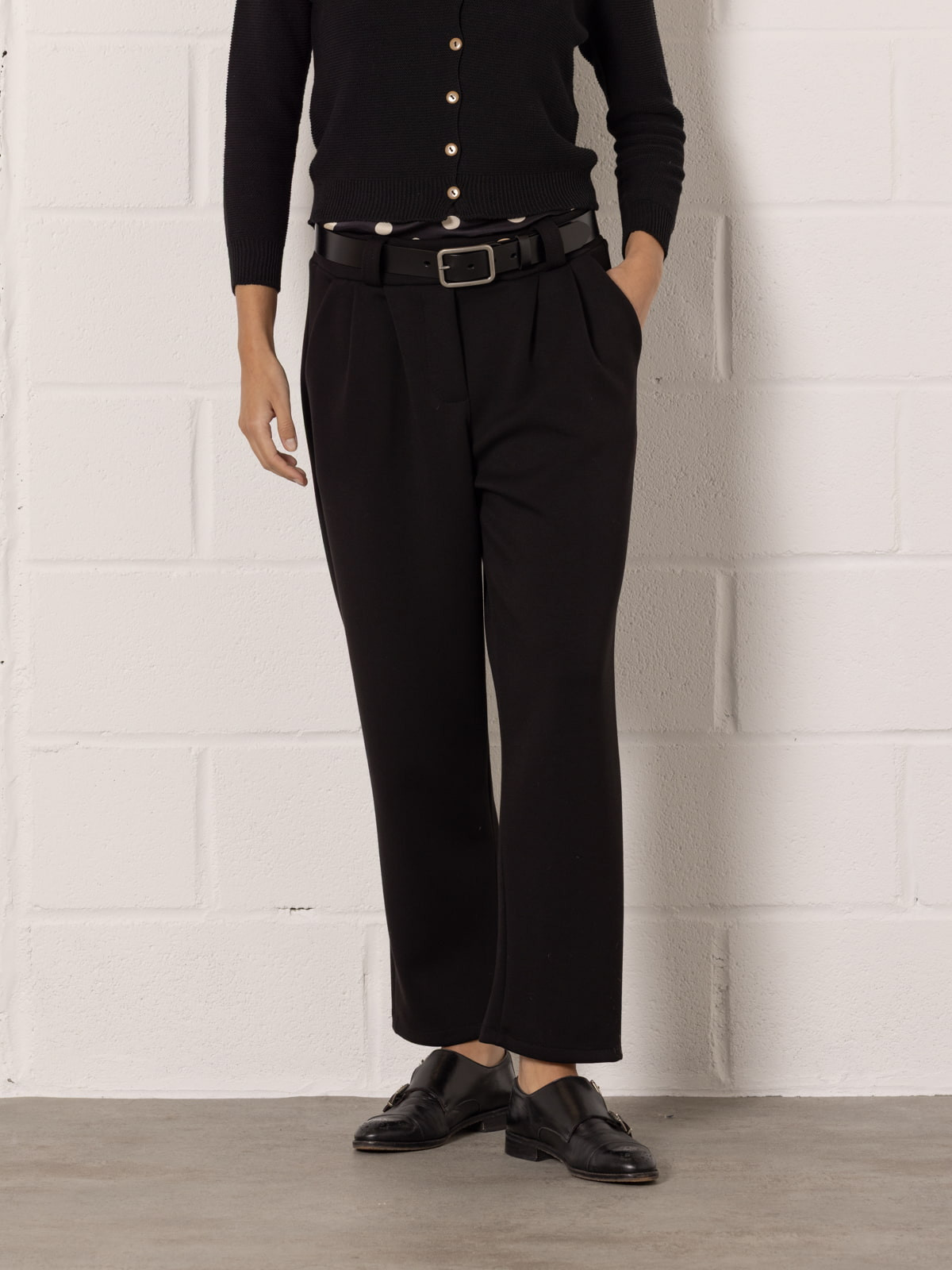 pantalón fluido pinzas color Negro