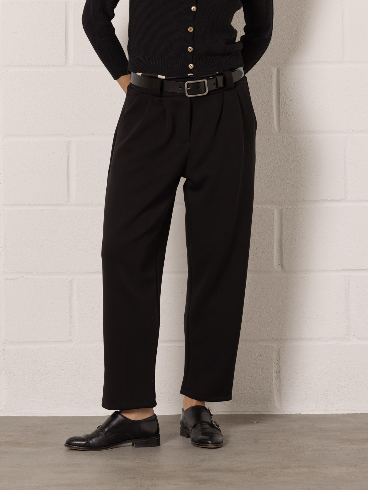 pantalón fluido pinzas color Negro