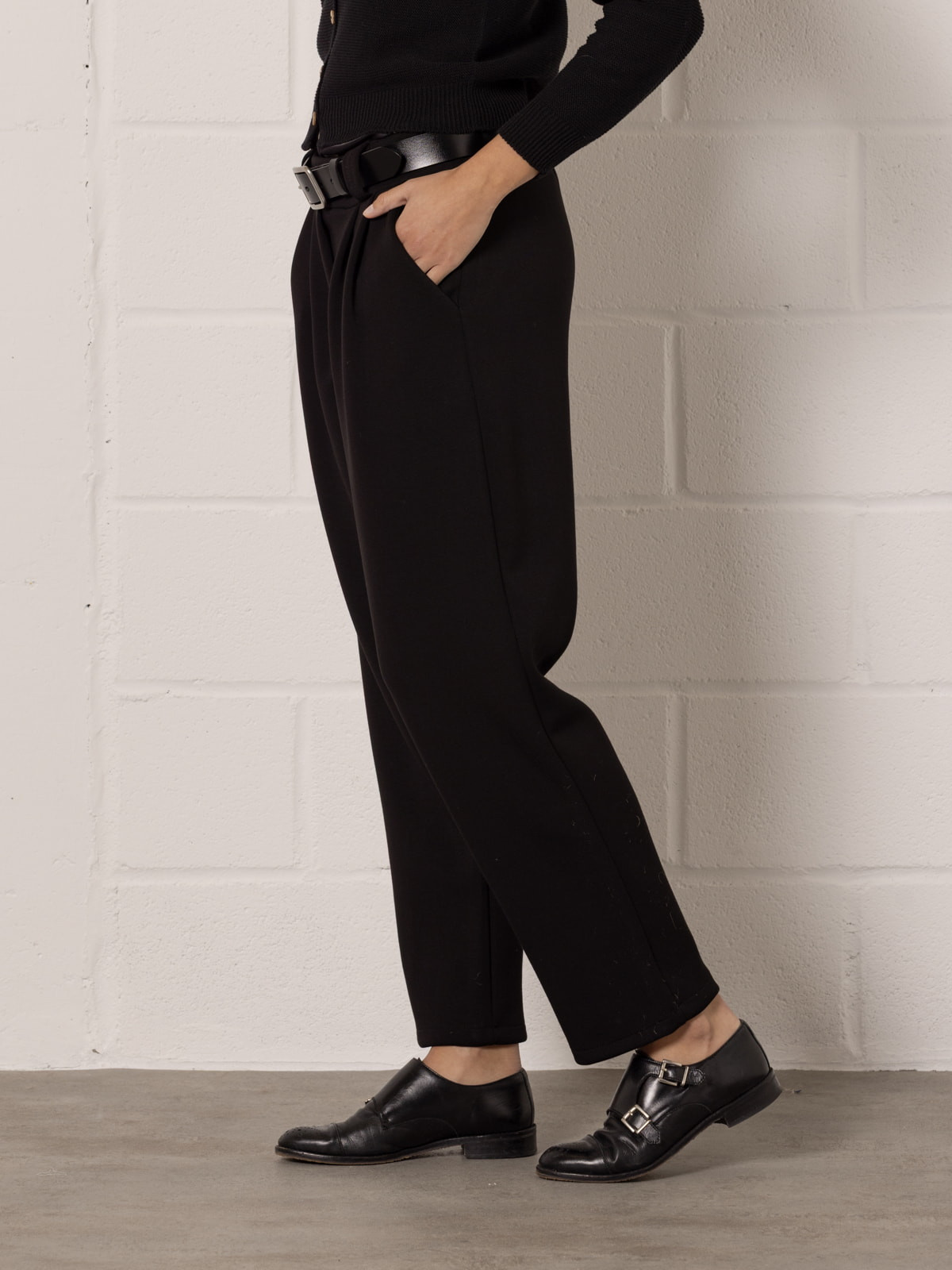 pantalón fluido pinzas color Negro