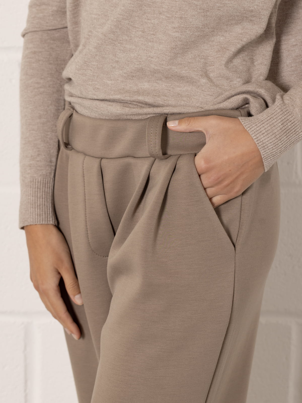 pantalón fluido pinzas color Taupe