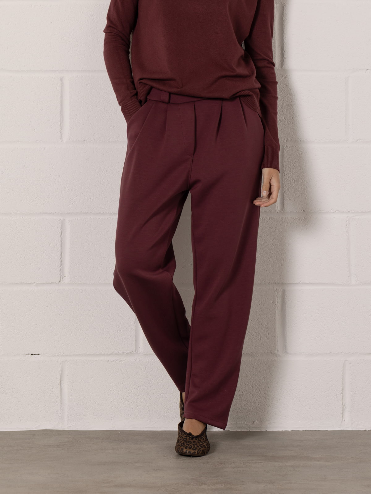 pantalón fluido pinzas color Burdeos