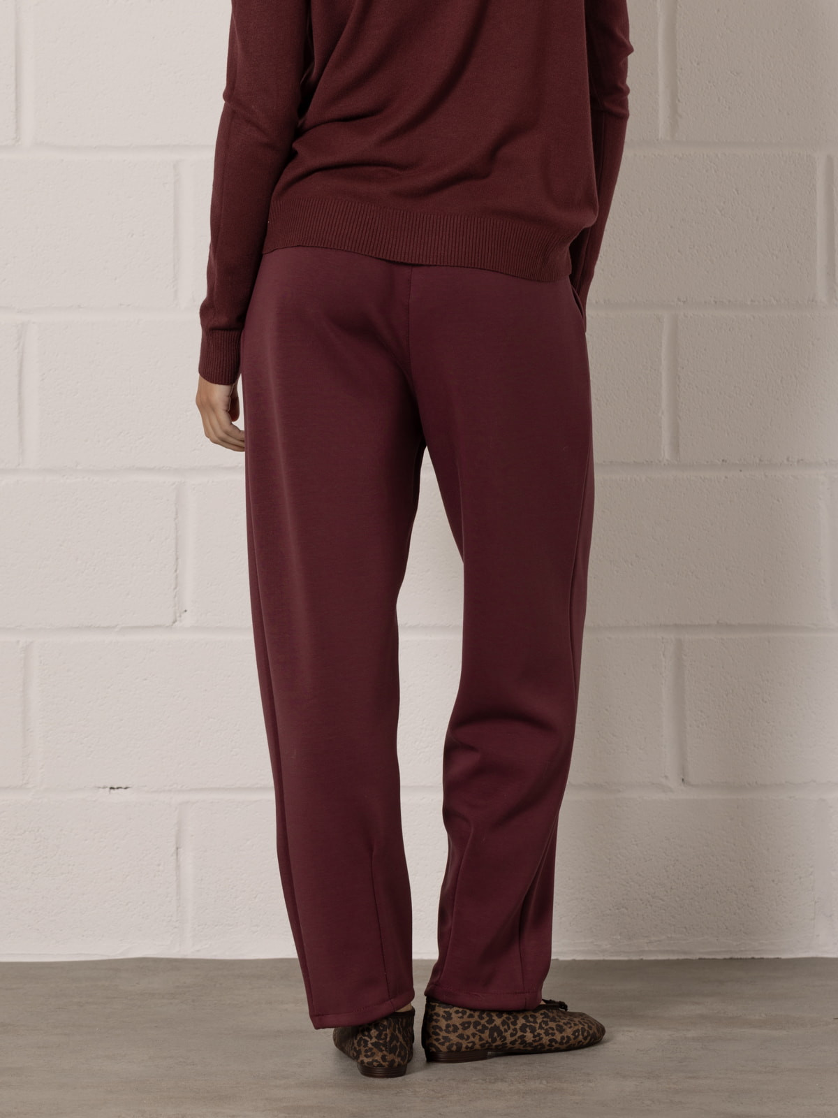 pantalón fluido pinzas color Burdeos