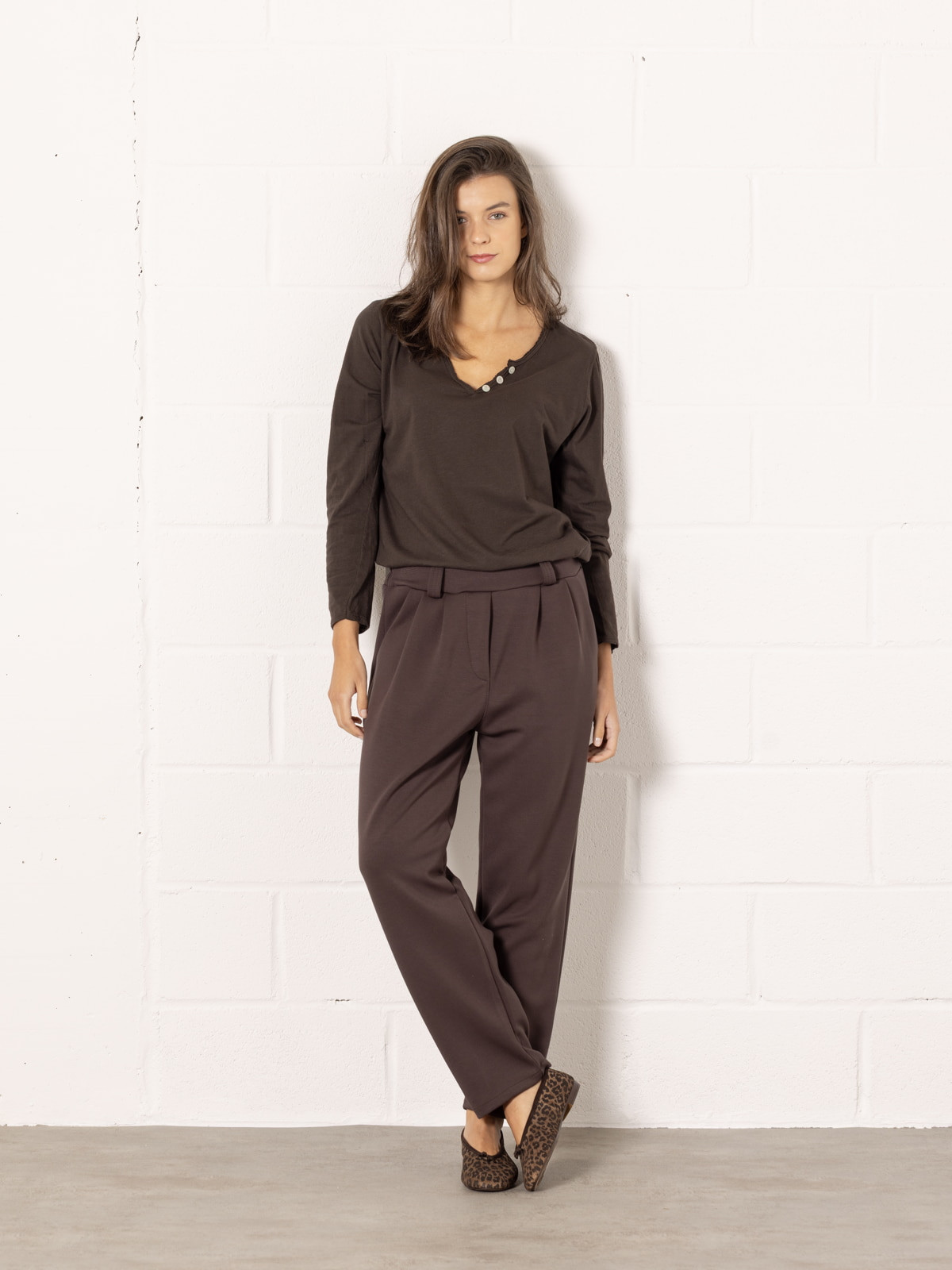 pantalón fluido pinzas color Marrón 