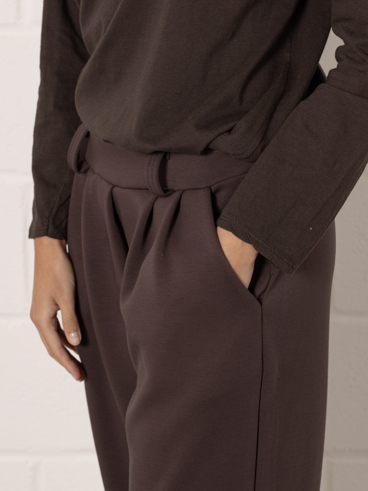 pantalón fluido pinzas color Marrón 