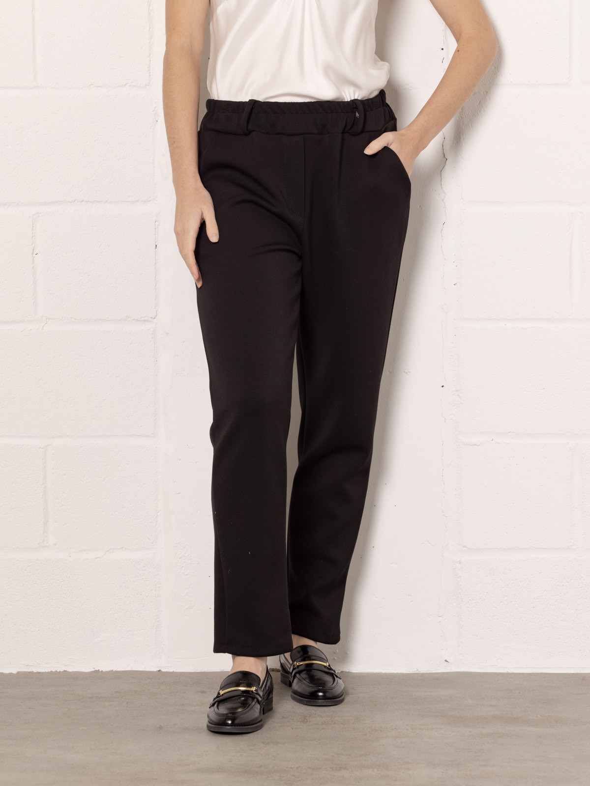 Pantalón confy slim fit color Negro