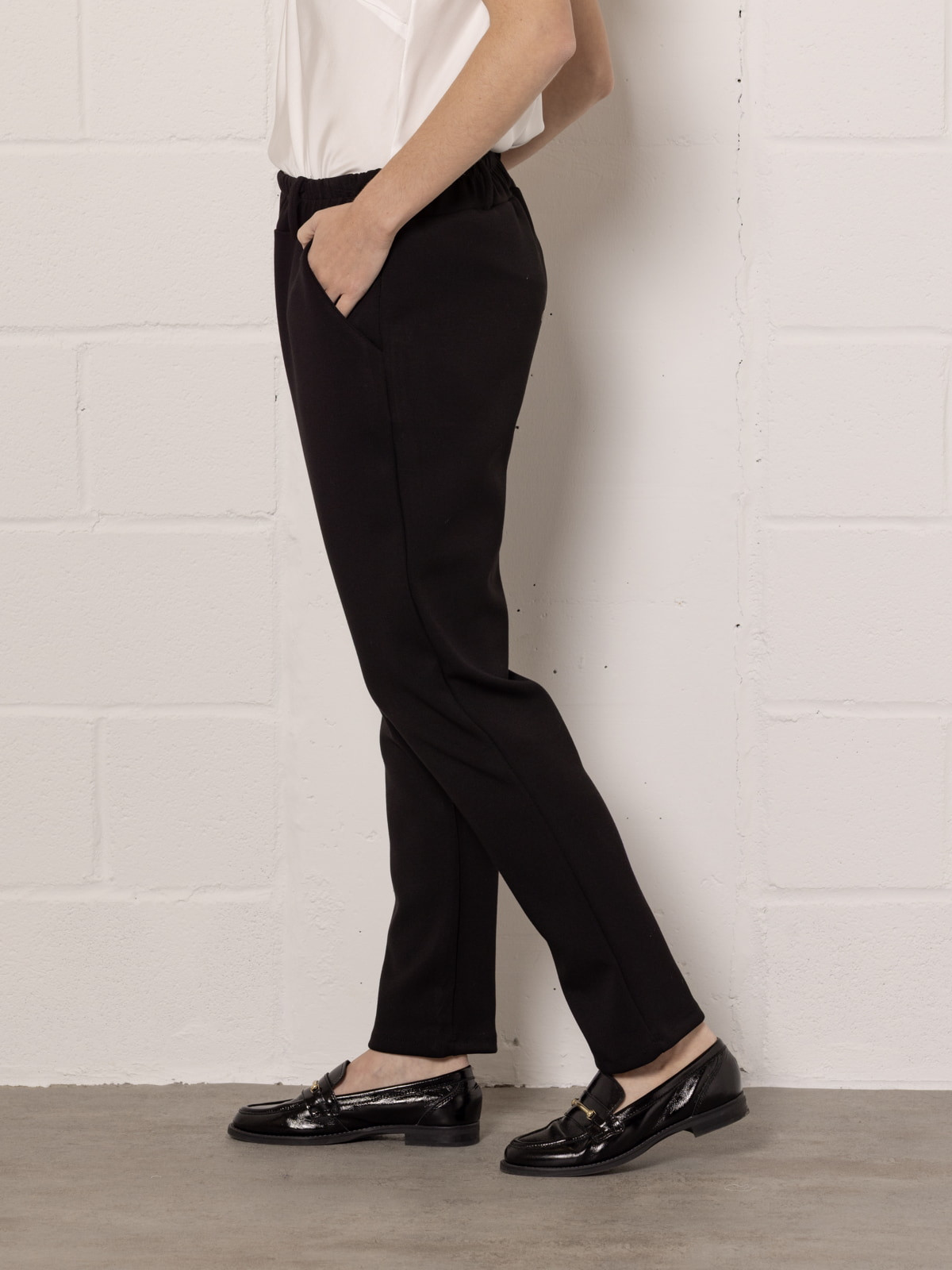 Pantalón confy slim fit color Negro