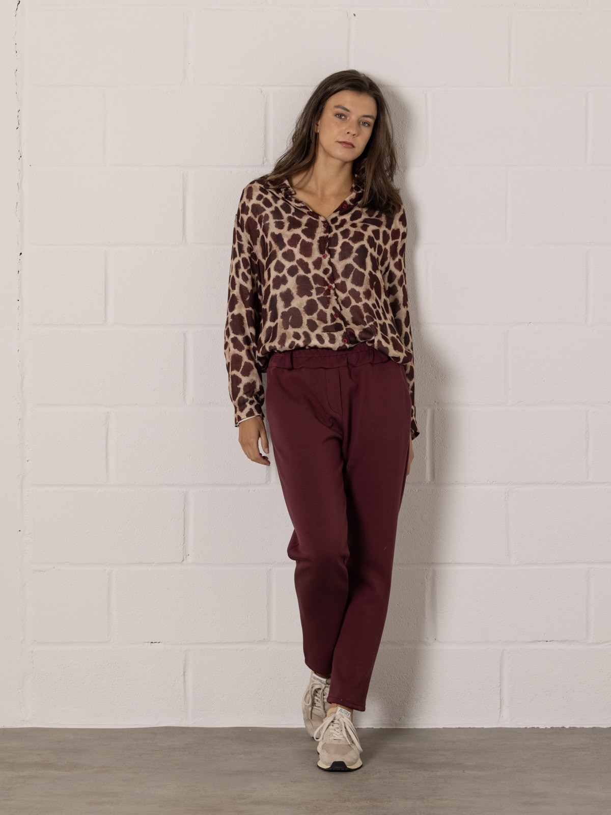 Pantalón confy slim fit color Burdeos