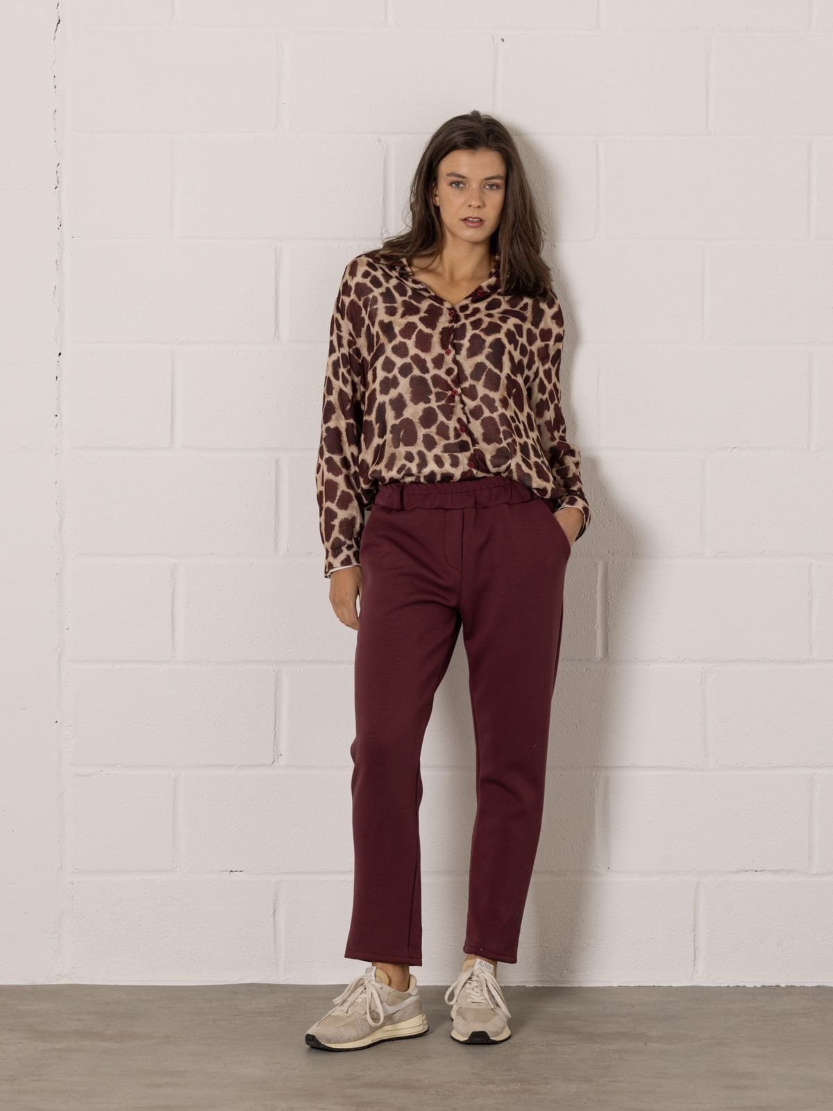 Pantalón confy slim fit color Burdeos