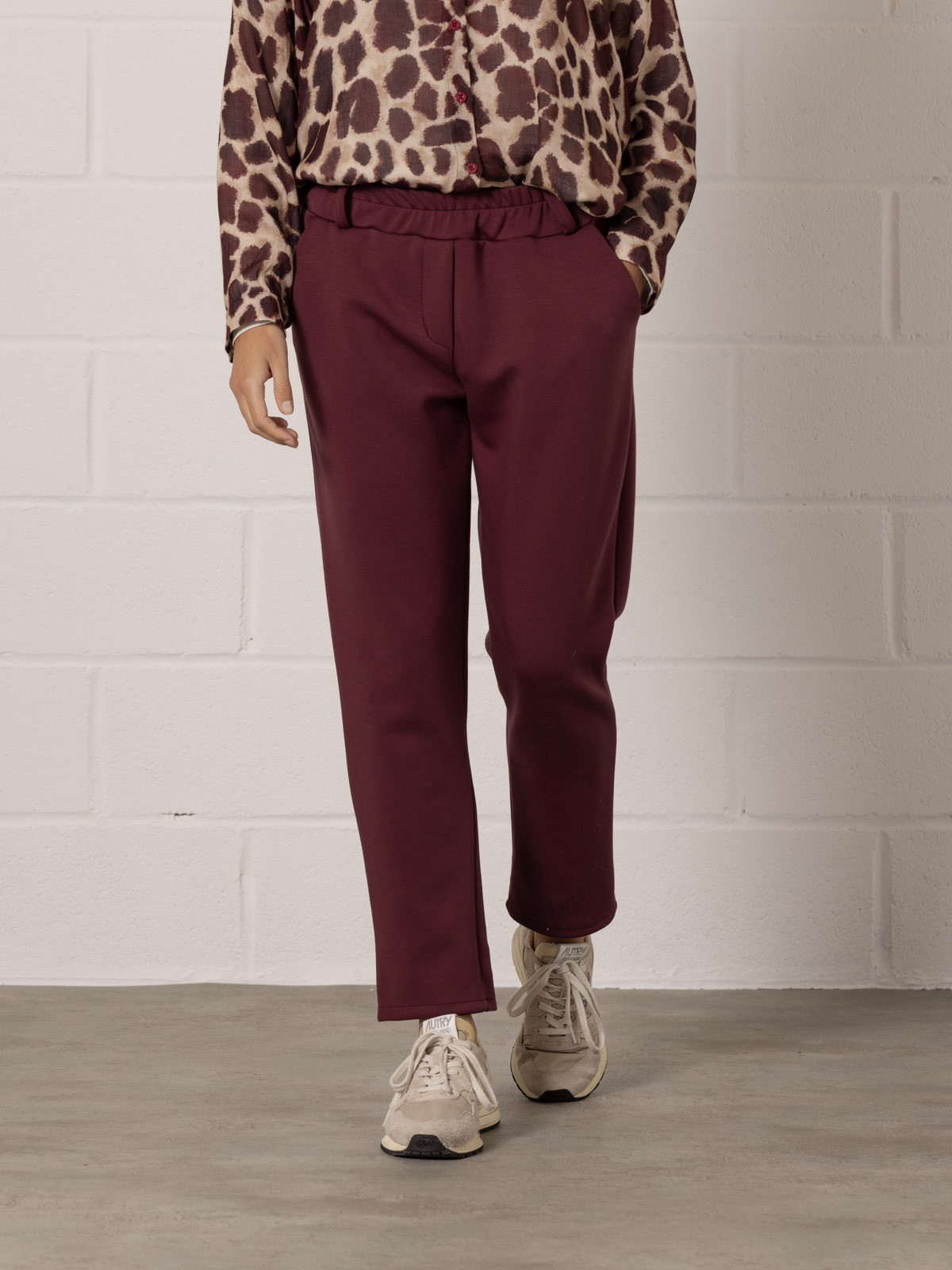 Pantalón confy slim fit color Burdeos